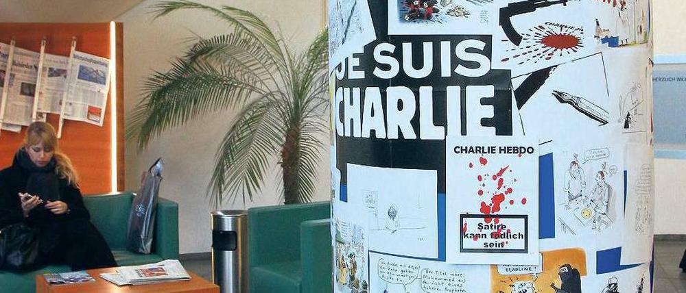 „Je suis Charlie“: In 300 Bildern haben sich Karikaturisten mit den Anschlägen auf die Redaktion der französischen Satirezeitschrift „Charlie Hebdo“ und dem islamistischen Terror beschäftigt. Anlass war der Preis für die besten politischen Fotografien und Karikaturen des vergangenen Jahres. Die Litfaßsäule mit den nachgereichten Karikaturen steht im Foyer des Bundesverbandes der Zeitungsverleger.