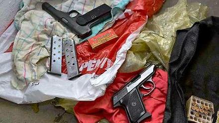 Mit einem Großeinsatz ist der Bundespolizei ein Schlag gegen die Schleuser-Kriminalität gelungen. Bei einer Durchsuchung in Eckenförde (Schleswig-Holstein) wurden u. a. zwei Pistolen und Munition gefunden.