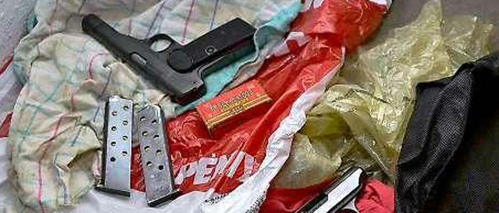 Mit einem Großeinsatz ist der Bundespolizei ein Schlag gegen die Schleuser-Kriminalität gelungen. Bei einer Durchsuchung in Eckenförde (Schleswig-Holstein) wurden u. a. zwei Pistolen und Munition gefunden.