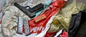 Mit einem Großeinsatz ist der Bundespolizei ein Schlag gegen die Schleuser-Kriminalität gelungen. Bei einer Durchsuchung in Eckenförde (Schleswig-Holstein) wurden u. a. zwei Pistolen und Munition gefunden.
