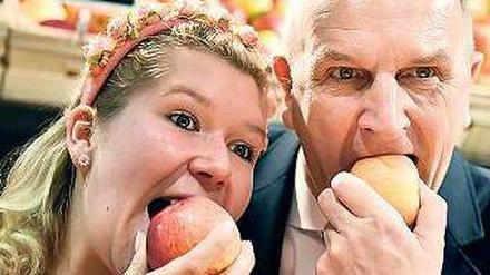 Brandenburgs Ministerpräsident Dietmar Woidke warb zusammen mit der Werderaner Blütenkönigin Franziska für Brandenburger Äpfel. 