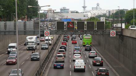 Die Krach-Piste. Die Autobahn - hier nahe Halensee - ist ziemlich praktisch. Sie macht nur irre viel Lärm. 