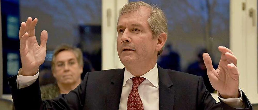 Unter Druck. Jens Scholz versuchte, während einer Pressekonferenz am Montagabend den Ruf seiner Klinik zu verteidigen.