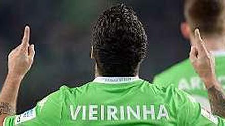 Gruß nach oben. Vierinha und seine Kollegen spielen gegen den FC Bayern München auch für Junior Malanda.