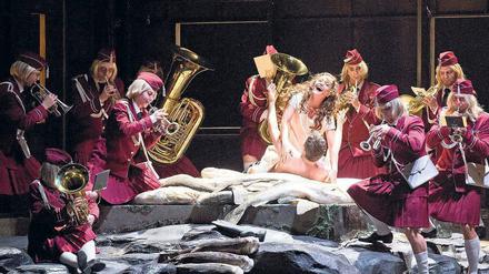 Die Ehebrecherin Katerina Ismailowa (Evelyn Herlitzius) vergnügt sich mit ihrem Liebhaber Sergej (Maxim Aksenov).