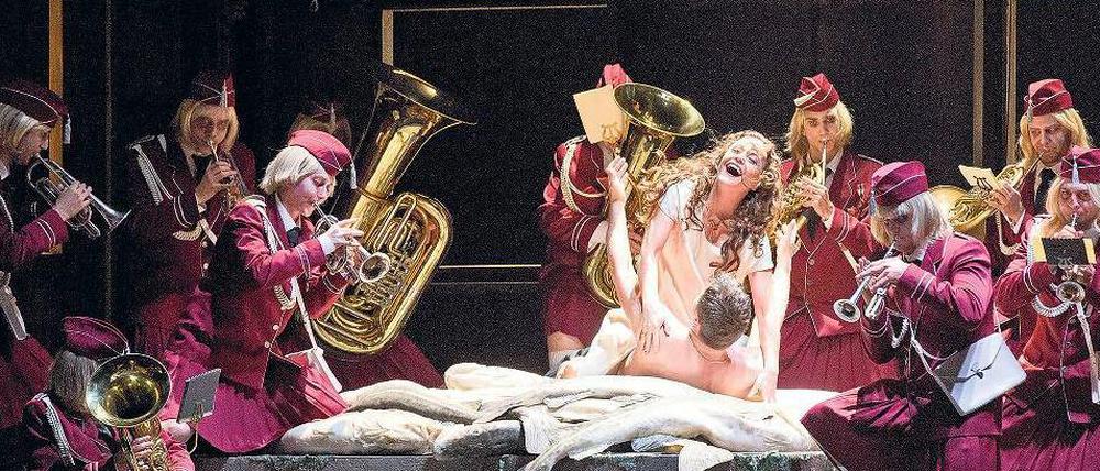 Die Ehebrecherin Katerina Ismailowa (Evelyn Herlitzius) vergnügt sich mit ihrem Liebhaber Sergej (Maxim Aksenov).