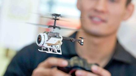Die "Spy Cam Nano" von Silverlit Toys Manufactory wird während der Neuheitenschau zur 66. Internationalen Spielwarenmesse in Nürnberg (Bayern) vorgestellt. In den USA sind Drohnen dieser Art schon ab 100 Dollar erhältlich.