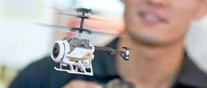 Die "Spy Cam Nano" von Silverlit Toys Manufactory wird während der Neuheitenschau zur 66. Internationalen Spielwarenmesse in Nürnberg (Bayern) vorgestellt. In den USA sind Drohnen dieser Art schon ab 100 Dollar erhältlich.