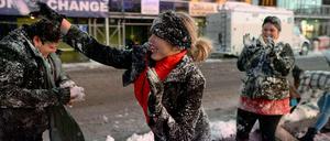 Frauen liefern sich in der Nacht zum Dienstag am Times Square in New York eine Schneeballschlacht. Blizzard "Juno" war weniger schlimm als gedacht.