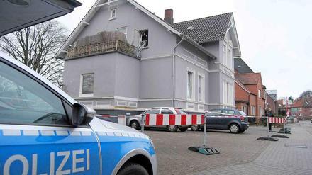 Ein Polizeifahrzeug in Stade (Niedersachsen) vor dem Haus eines Mannes, der sich offenbar bei dem Versuch eine Bombe zu basteln selbst in die Luft sprengte (Siehe Fenster).