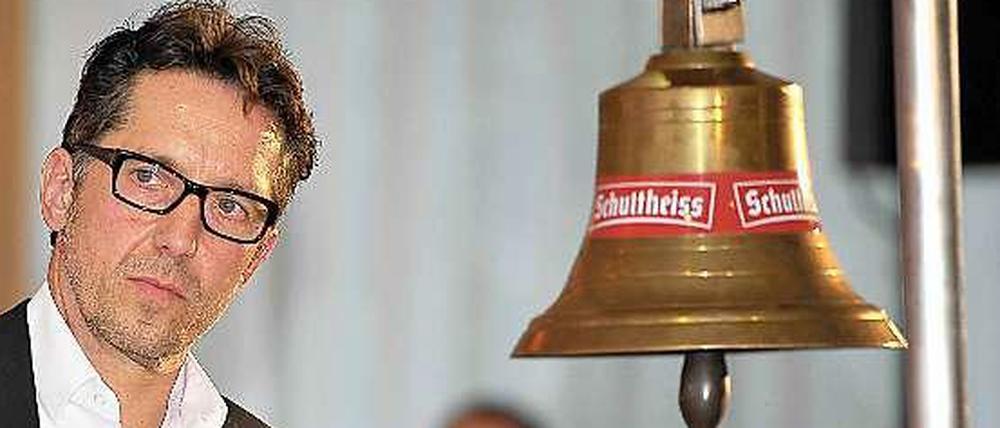 Die Stimme hört zu: Karsten Migels (r.) lauscht Reiner Schnorfeil, dem Geschäftsführer des Sechstagerennens.