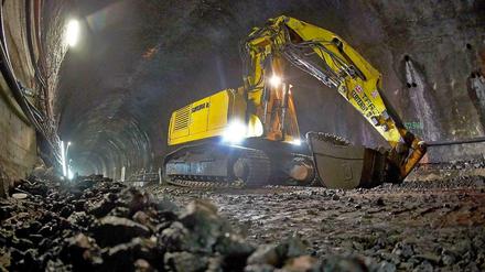 Ein Bagger als Panzerknacker? In Italien haben es Diebe versucht. Hier ein regulär eingesetztes Exemplar in der alten Röhre des Kaiser-Wilhelm-Tunnels bei Cochem (Rheinland-Pfalz) 2014. 