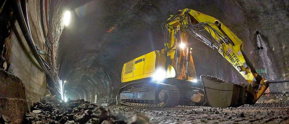 Ein Bagger als Panzerknacker? In Italien haben es Diebe versucht. Hier ein regulär eingesetztes Exemplar in der alten Röhre des Kaiser-Wilhelm-Tunnels bei Cochem (Rheinland-Pfalz) 2014.