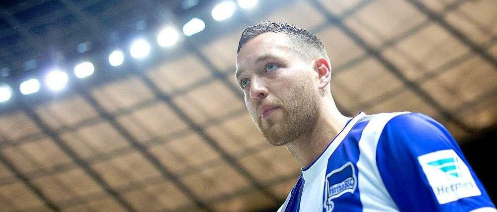 Julian Schieber, 25, ist Schwabe, der Fische hält und für Stuttgart und Dortmund in der Champions League spielte. Weil er dort zu selten zum Einsatz kam, wechselte er im Sommer 2014 zu Hertha BSC. Für die Berliner erzielte er in elf Bundesligaspielen sechs Tore. 