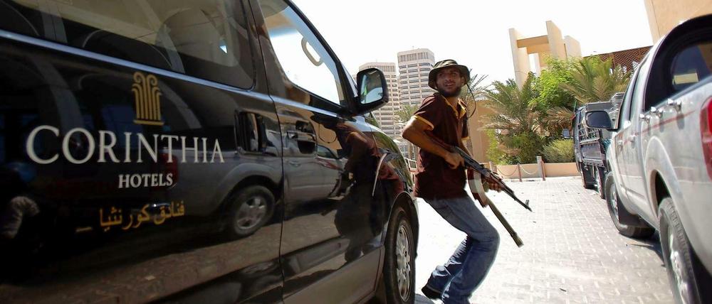 Dieses Foto zeigt einen bewaffneten Rebellen auf dem Gelände des Corinthia Hotels.