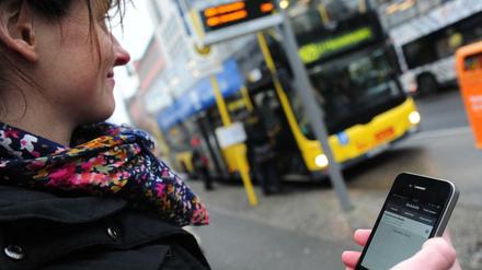 Da ist er ja? Die BVG setzt mehr und mehr aufs Handy und baut ihren Service aus.