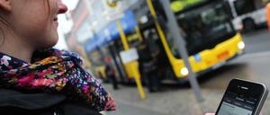 Da ist er ja? Die BVG setzt mehr und mehr aufs Handy und baut ihren Service aus.