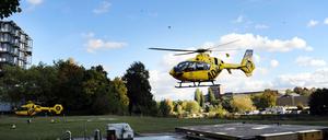 Startbahn Nord. Am Franklin-Klinikum (links im Bild) in Berlin-Steglitz ist "Christoph 31" stationiert; wer gerade im Krankenhaus liegt, kann die Hubschrauber den ganzen Tag über sehen und hören. Schlimm? Nicht für jeden. So mancher Patient spricht von "juter Abwechslung im Bette".