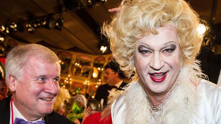 Schmerzfrei: Markus Söder kann auch Marilyn Monroe. Und Horst Seehofer wundert sich.