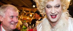 Schmerzfrei: Markus Söder kann auch Marilyn Monroe. Und Horst Seehofer wundert sich.
