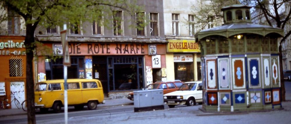 Die Kreuzberger Mietshäuser sind noch unsaniert, die Kneipen und das "Café Achteck" dafür sehr bunt, wie hier am Heinrichplatz mit Blick auf die "Rote Harfe". In unserer Bildergalerie zeigen wir Ihnen Aufnahmen aus dem Kreuzberg der 70er Jahre.
