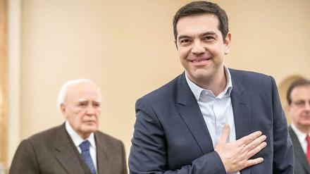 Alexis Tsipras ist nun offiziell Griechenlands neuer Ministerpräsident. Im Hintergrund ist Präsident Karolos Papoulias zu sehen.