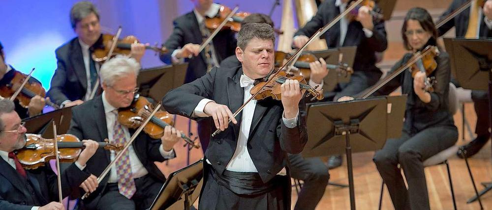 Guy Braunstein, ehemaliger Erster Konzertmeister, kehrte für das Konzert zum Internationalen Tag des Gedenkens an die Opfer des Holocaust als Solist zurück zu den Philharmonikern.
