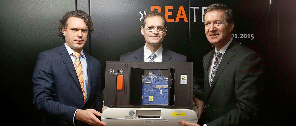 Männer und Technik. Tobias Dreißigacker, Michael Müller und Michael Geißler (v.l.) mit einem Modell vor dem echten Blockheizkraftwerk im St. Joseph Krankenhaus.