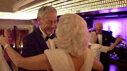 Just a gigolo: Peter, der erfahrene Gentleman Host, weiß sich sicher in der Damenwelt der Luxusliner zu bewegen.
