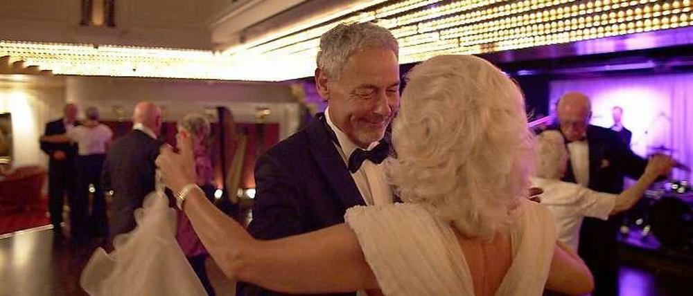 Just a gigolo: Peter, der erfahrene Gentleman Host, weiß sich sicher in der Damenwelt der Luxusliner zu bewegen.