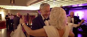 Just a gigolo: Peter, der erfahrene Gentleman Host, weiß sich sicher in der Damenwelt der Luxusliner zu bewegen.