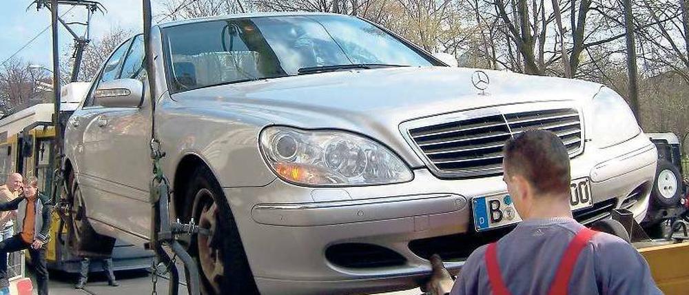 Ein Auto am Abschlepphaken: Falschparken ist in Deutschland so billig wie in kaum einem anderen EU-Staat.