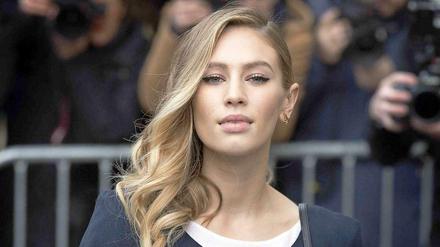 Dylan Penn, die Tochter von Sean Penn und Robin Wright, modelt auf der Pariser Haute Couture in Lagerfeld-Kollektionen.