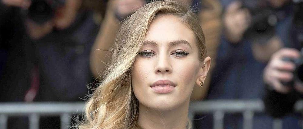Dylan Penn, die Tochter von Sean Penn und Robin Wright, modelt auf der Pariser Haute Couture in Lagerfeld-Kollektionen.