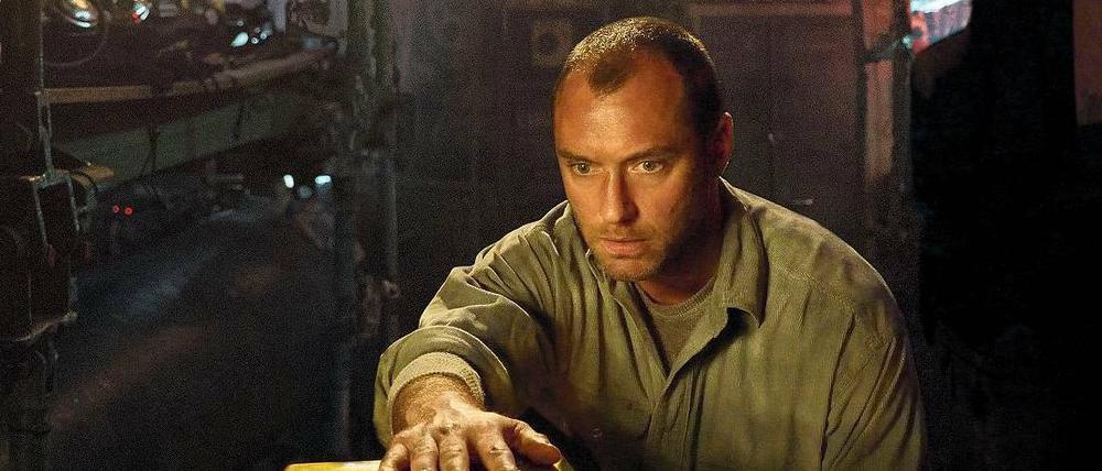 Am Ziel. Der schottische Seebär Robinson (Jude Law) ist endlich allein mit der Beute.