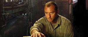 Am Ziel. Der schottische Seebär Robinson (Jude Law) ist endlich allein mit der Beute.