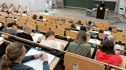 Ein Professor steht im Hörsaal vor Studierenden.
