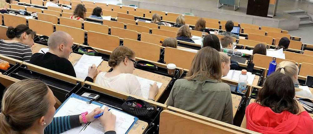 Ein Professor steht im Hörsaal vor Studierenden.