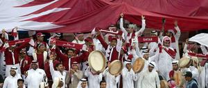 Katarische Fans: "Auffällig gleich gekleideten Menschen, die nicht weniger auffällige Verhaltensmuster an den Tag legten. Ihre Choreografien wirkten dermaßen einstudiert, dass sie auch locker als Flashmob hätten durchgehen können."