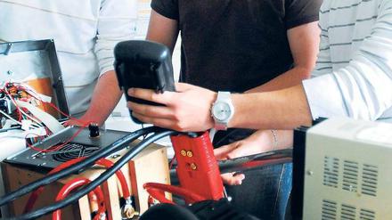 Studierende des dualen Studiengangs Elektronische Systeme an der Berliner Beuth-Hochschule. In Berlin gibt es 2000 duale Studienplätze, 700 Unternehmen kooperieren. 