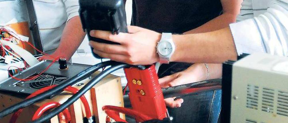 Studierende des dualen Studiengangs Elektronische Systeme an der Berliner Beuth-Hochschule. In Berlin gibt es 2000 duale Studienplätze, 700 Unternehmen kooperieren.