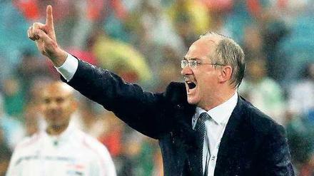Geschafft, aber glücklich. Im Regen von Sydney dirigierte Uli Stielike die südkoreanische Nationalmannschaft im Halbfinale des Asien-Cups zu einem 2:0-Sieg gegen den Irak. 