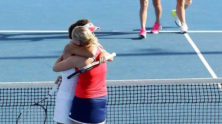 Geschafft: Julia Görges und Anna-Lena Grönefeld liegen sich nach dem Sieg gegen die Titelverteidigerinnen in den Armen.