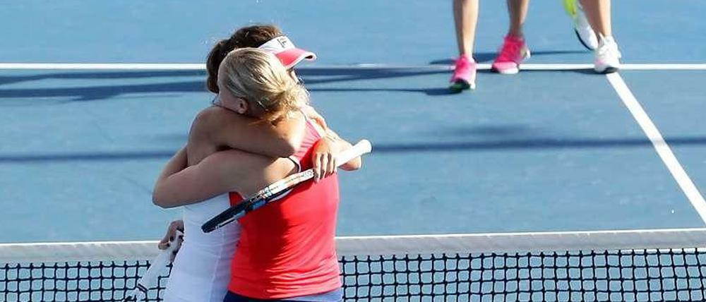 Geschafft: Julia Görges und Anna-Lena Grönefeld liegen sich nach dem Sieg gegen die Titelverteidigerinnen in den Armen.