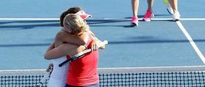 Geschafft: Julia Görges und Anna-Lena Grönefeld liegen sich nach dem Sieg gegen die Titelverteidigerinnen in den Armen.