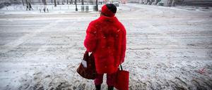 Signalfarben: Diese Dame dürfte selbst bei starkem Schneefall niemand übersehen. Es war allerdings bisher vollkommen unnötig. Schneesturm "Juno" entpuppte sich als schwache Briese.