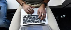 Ein Computer und WLAN. Mehr braucht unsere Autorin nicht zum glücklich sein.