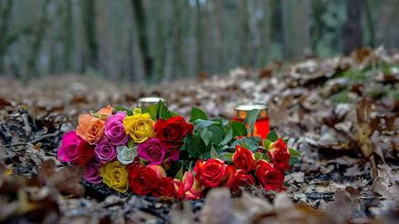 Stilles Gedenken. Blumen und Kerzen markieren die Stelle, an der die 19-jährige Maria P. ermordet wurde. 