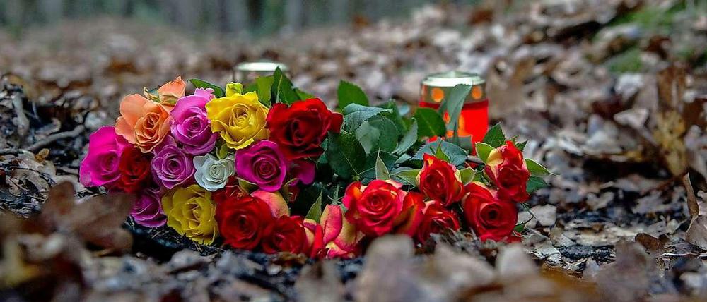 Stilles Gedenken. Blumen und Kerzen markieren die Stelle, an der die 19-jährige Maria P. ermordet wurde.