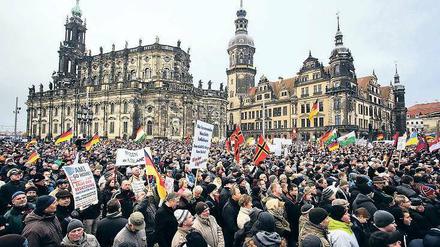 Gut besucht war auch die letzte Pegida-Kundgebung in Dresden am Sonntag. 17 000 Menschen demonstrierten laut Polizei gegen die Islamisierung des Abendlandes. 